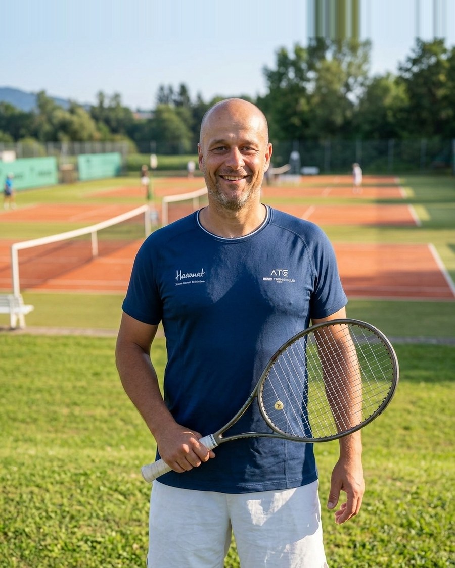 Mag. Alexander Voura — Tennislehrer und Technikanalyst mit Schläger auf der Tennisanlage